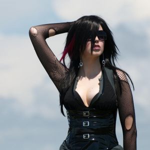 Chica elegante en atuendo negro
