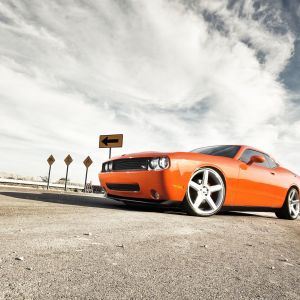 Coche Muscle Naranja en la Carretera