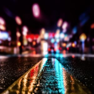 Reflejo Colorido de una Calle Nocturna