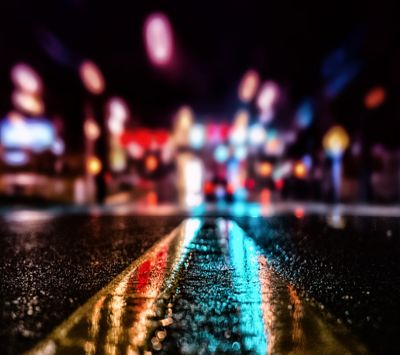 Reflejo Colorido de una Calle Nocturna