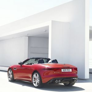 Elegante Coche Deportivo Rojo