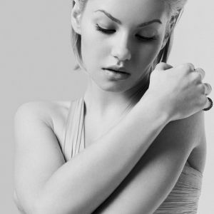 Retrato Elegante en Blanco y Negro
