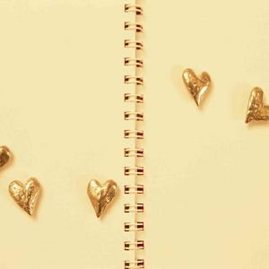 Corazones Dorados en un Cuaderno