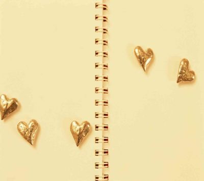 Corazones Dorados en un Cuaderno