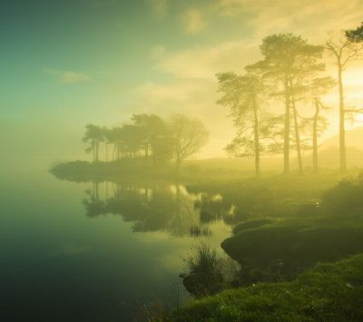 Lago Brumoso al Amanecer