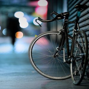 Escena Nocturna de Bicicleta Urbana