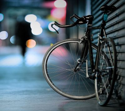 Escena Nocturna de Bicicleta Urbana