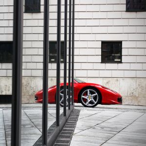 Reflejo de un Coche Deportivo Rojo