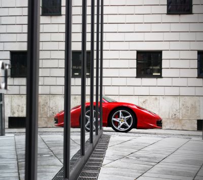 Reflejo de un Coche Deportivo Rojo