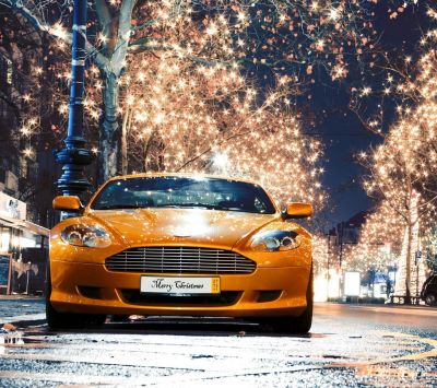 Coche Deportivo Naranja en Luces de Navidad