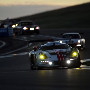 Coches de Carreras al Anochecer