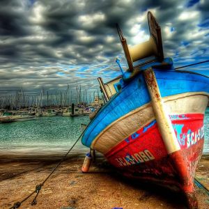 Barco de Pesca Colorido en la Orilla