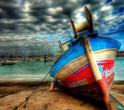 Barco de Pesca Colorido en la Orilla