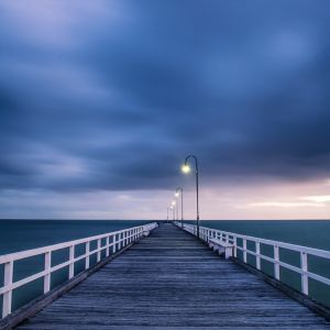 Muelle Sereno en el Océano al Atardecer