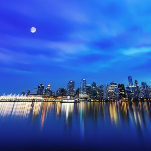 Horizonte de la ciudad de noche