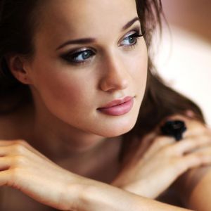 Retrato Elegante de una Mujer