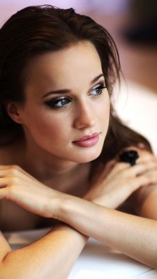 Retrato Elegante de una Mujer