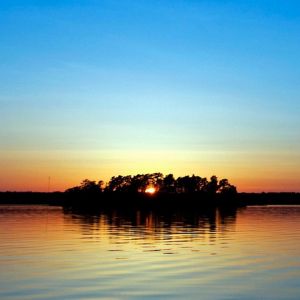Atardecer Sereno sobre el Agua