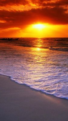 Impresionante atardecer sobre el océano