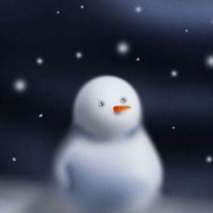 Muñeco de nieve lindo en la nieve