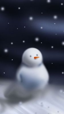 Muñeco de nieve lindo en la nieve