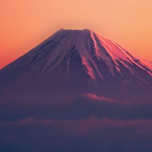 Majestuosa Montaña Fuji al Atardecer