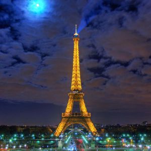 Vista nocturna de la Torre Eiffel
