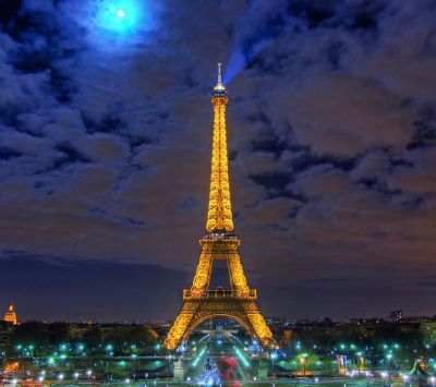 Vista nocturna de la Torre Eiffel