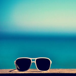 Gafas de sol elegantes junto al océano