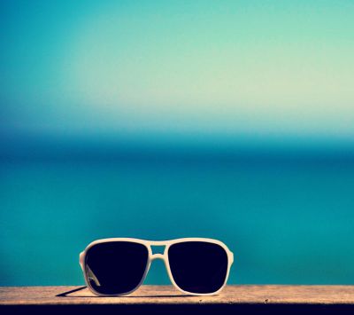 Gafas de sol elegantes junto al océano
