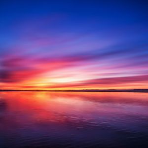 Atardecer Vibrante sobre el Agua