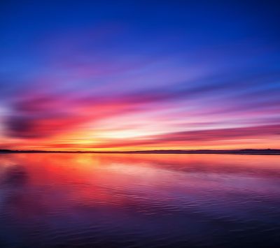 Atardecer Vibrante sobre el Agua