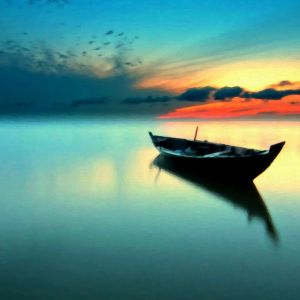 Atardecer sereno sobre el agua