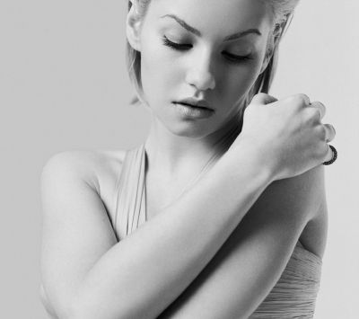 Retrato Elegante en Blanco y Negro