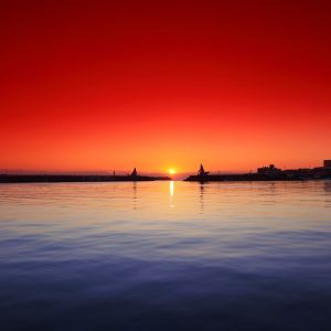 Impresionante Atardecer Sobre el Agua