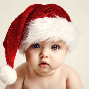 Bebé Adorable con Sombrero de Navidad