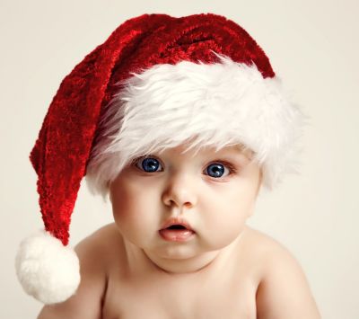 Bebé Adorable con Sombrero de Navidad