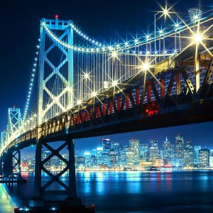 Vista Nocturna del Puente Bay