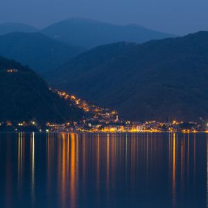 Reflejo Sereno de un Lago Montañés