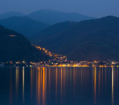 Reflejo Sereno de un Lago Montañés