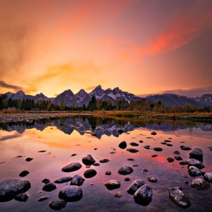 Impresionante reflejo del atardecer en las montañas