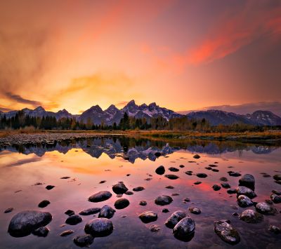 Impresionante reflejo del atardecer en las montañas
