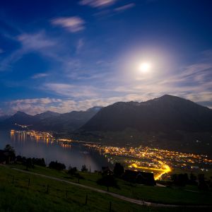 Lago y Montañas a la Luz de la Luna