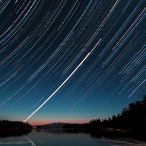 Estelas de Estrellas sobre un Lago