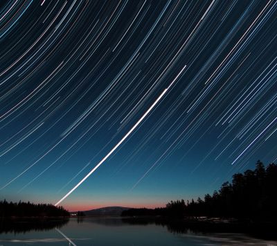 Estelas de Estrellas sobre un Lago