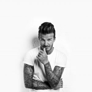 Hombre Estiloso con Tatuajes