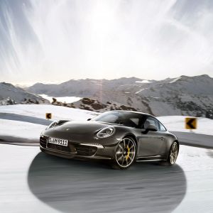 Porsche 911 en paisaje nevado