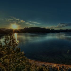 Impresionante Atardecer Sobre el Agua