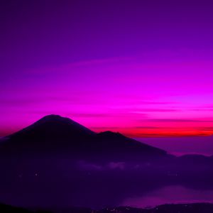 Atardecer Púrpura Sobre la Montaña