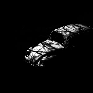 Coche Clásico en Sombras